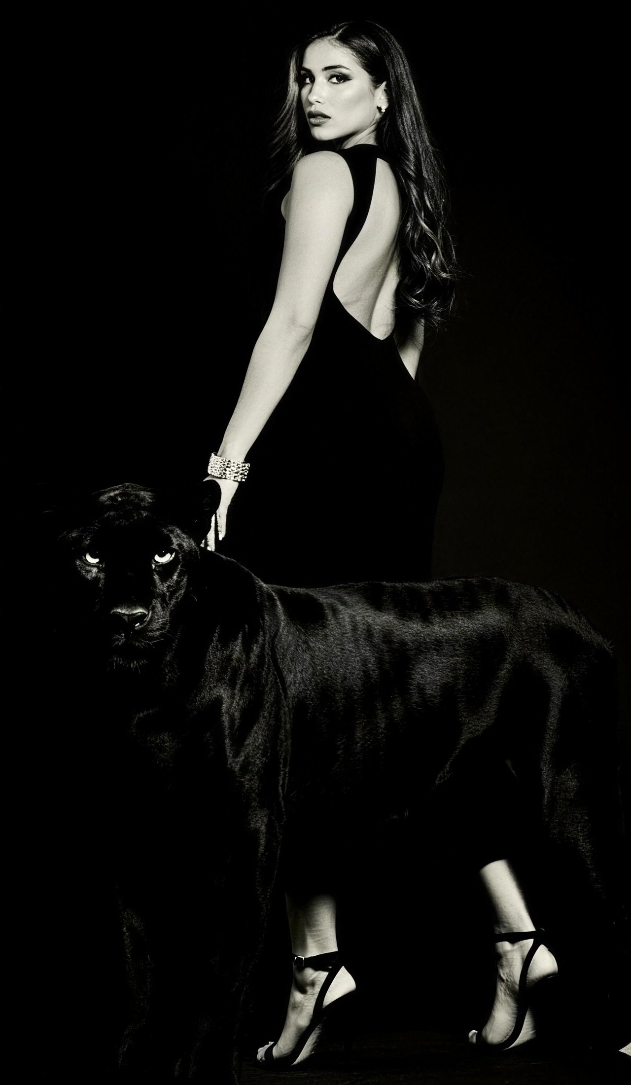 Soe Macero junto a una pantera negra